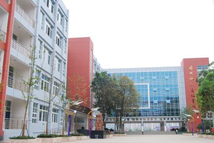 广元市宝轮中学办学条件学校主体部分（高中校区）教学区、生活区