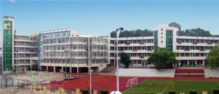 深圳市龙华中学校园环境龙华中学位于深圳的后花园、深圳市标杆城
