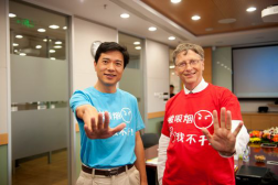 李彦宏控烟多年来