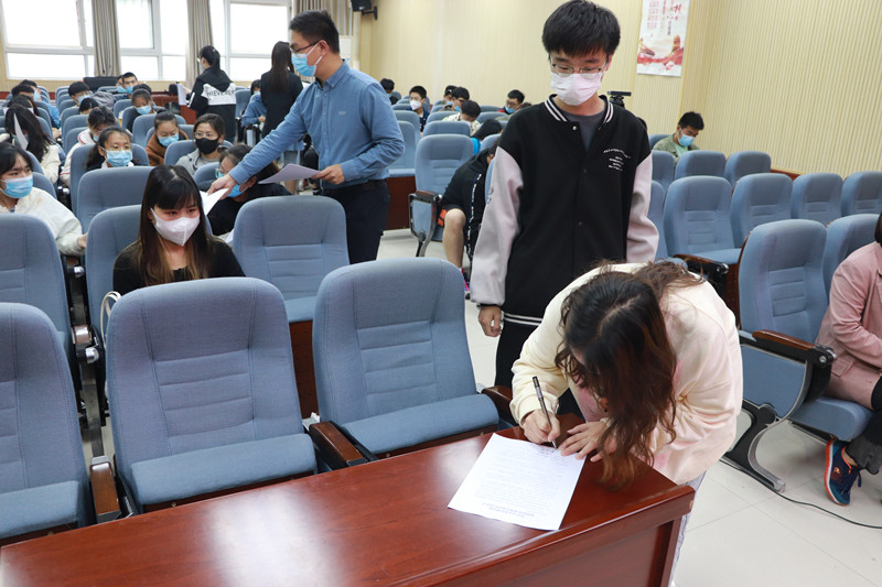 河南大学哲学与公共管理学院召开疫情防控工作宿舍长会议