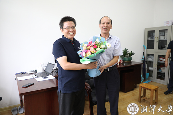 湘潭大学校领导慰问教师代表送上教师节的祝福