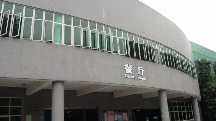 佛山市第三中学大饭堂学校饭堂为三层