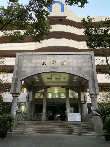 上海市控江中学硬件设施学校占地60亩