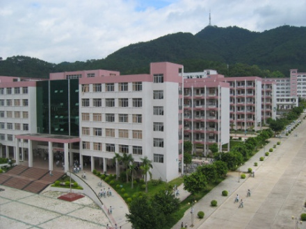 德庆县香山中学光明前景香山中学建校以来