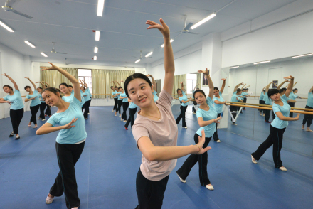 重庆市育才职业教育中心师资力量学校“双师型”教师的比例