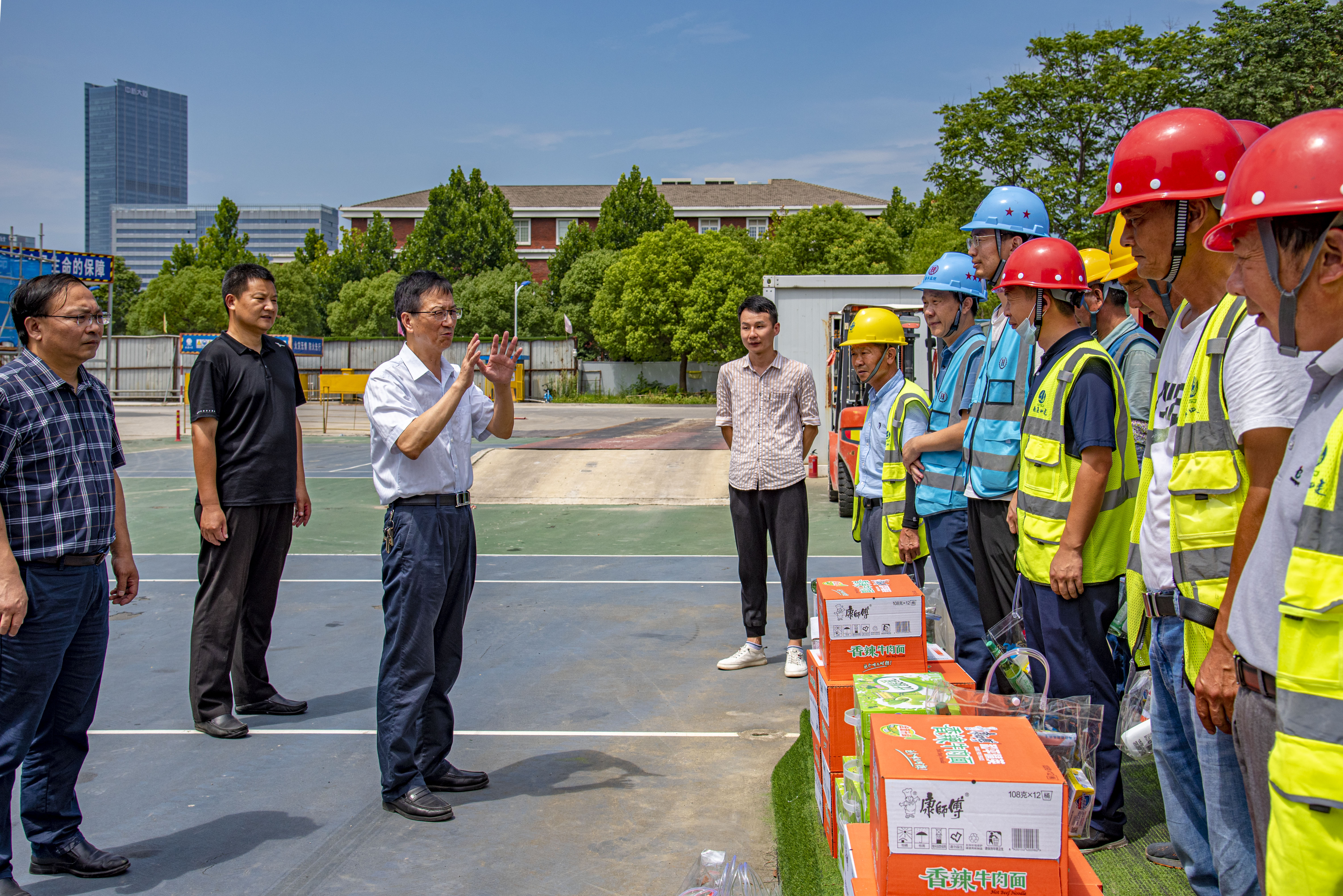 校领导慰问高温下坚守岗位的一线施工人员