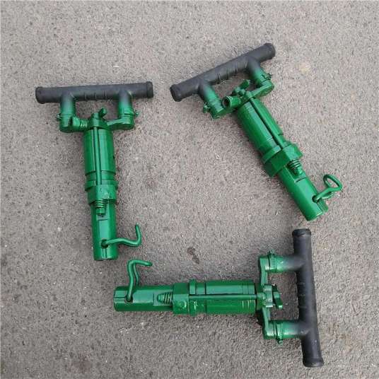 风动凿岩机使用技巧1）风动凿岩机使用时